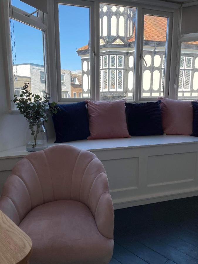 The Clock Tower Apartment - Spacious, Modern, 2 Bed Room Apartment , Southsea With Free Parking - Sleeps 4 Portsmouth Exteriér fotografie