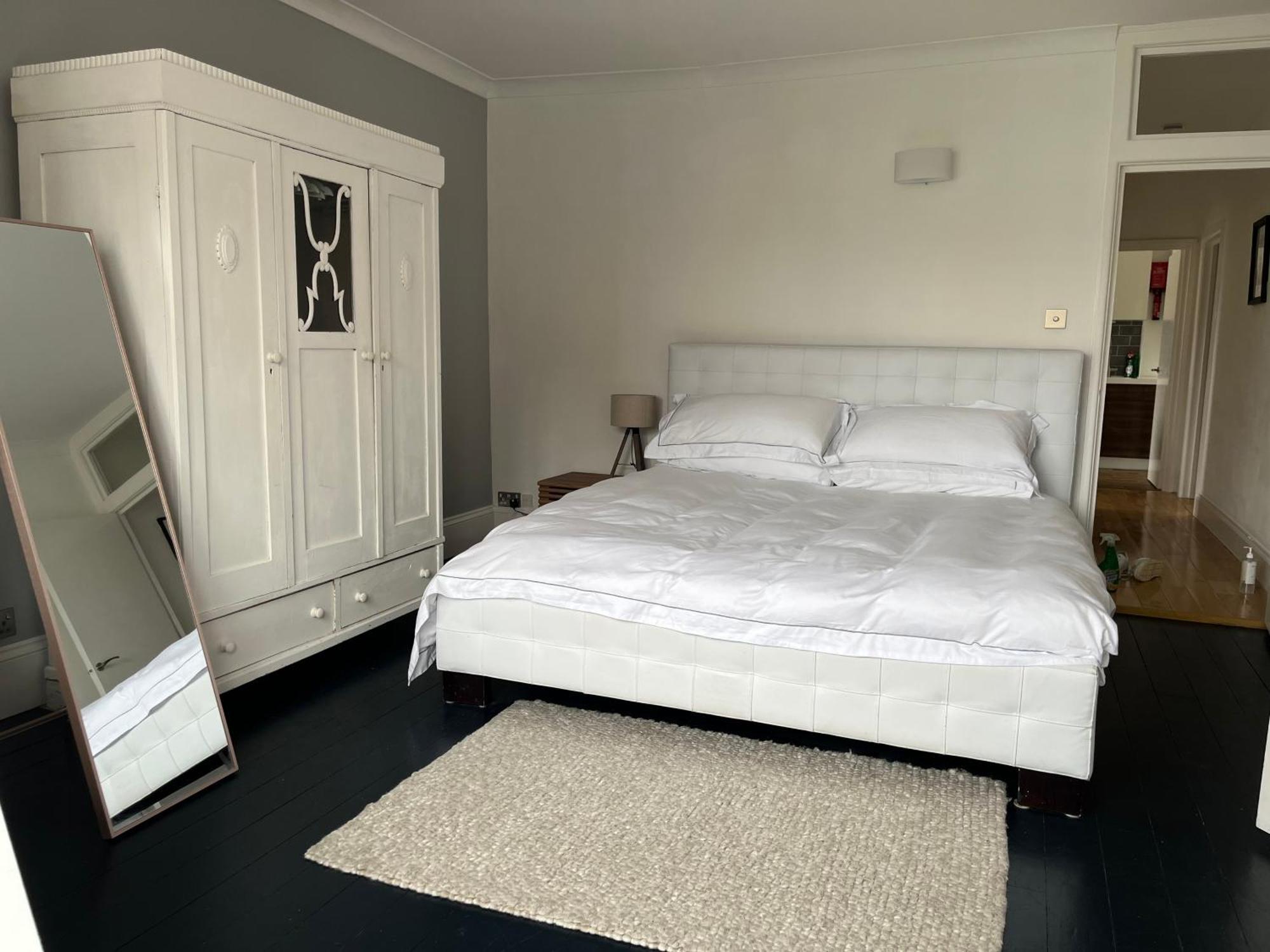 The Clock Tower Apartment - Spacious, Modern, 2 Bed Room Apartment , Southsea With Free Parking - Sleeps 4 Portsmouth Exteriér fotografie